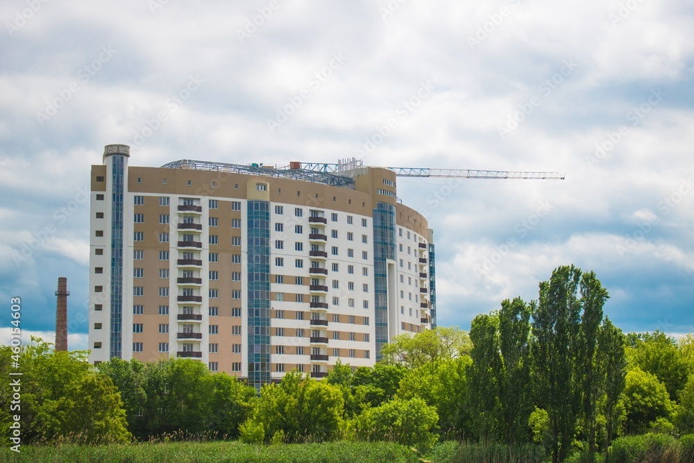 天空背景下的住宅建筑群