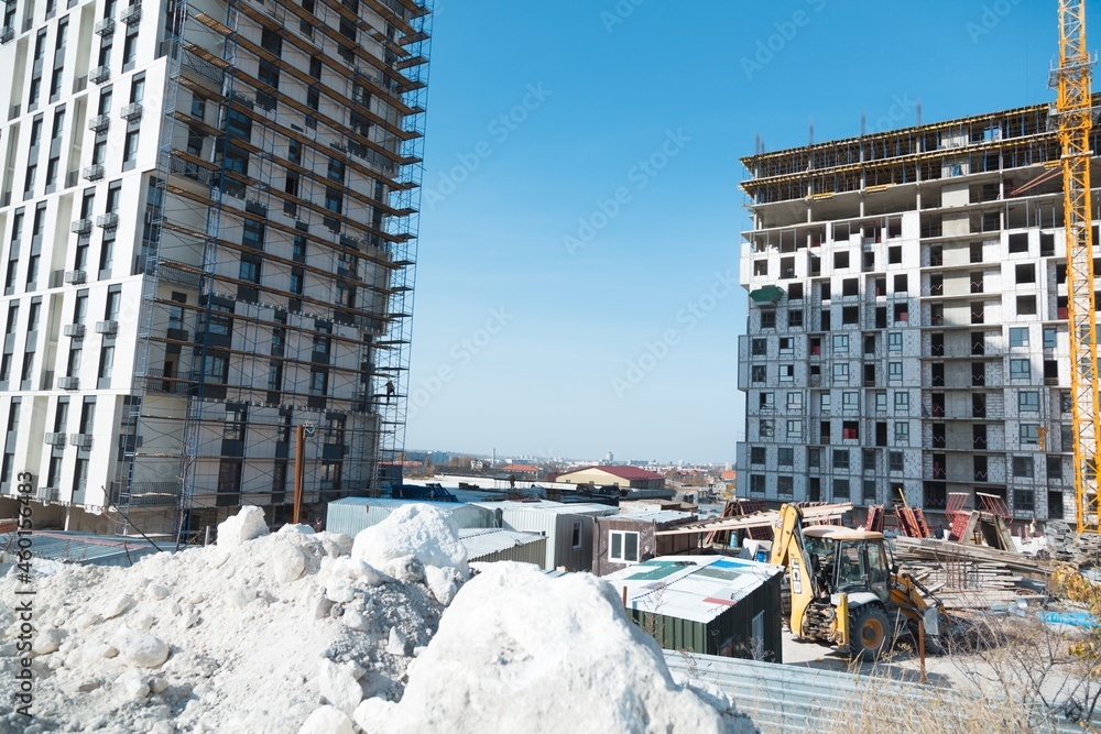 天空背景下的住宅建筑群