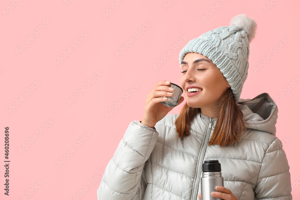 穿着保暖衣服，背景是保温瓶的年轻女子