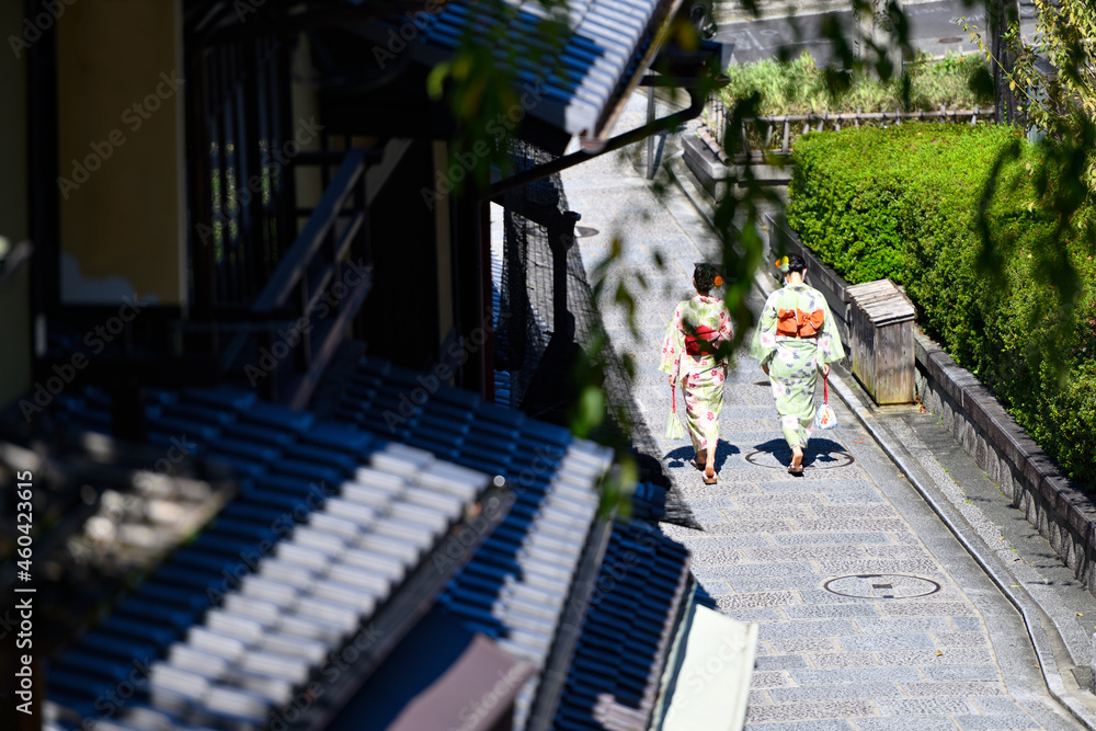 京都の二年坂を散策する着物の女性