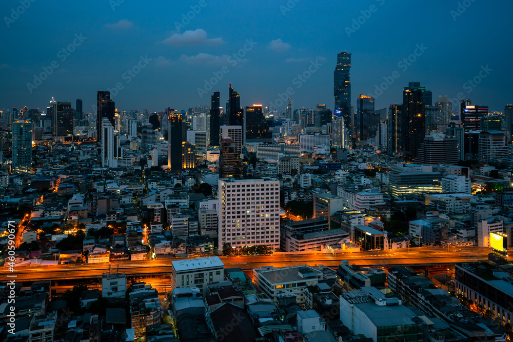 大都市市中心的夜景和高层建筑。宾夕法尼亚州的市中心商业区