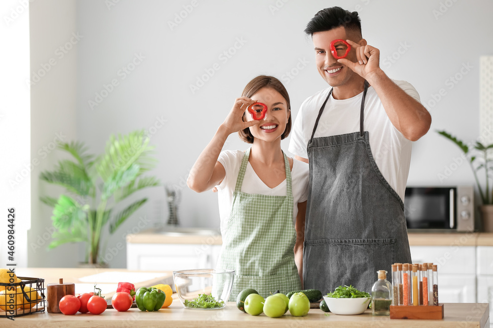 年轻夫妇在厨房做饭。素食日