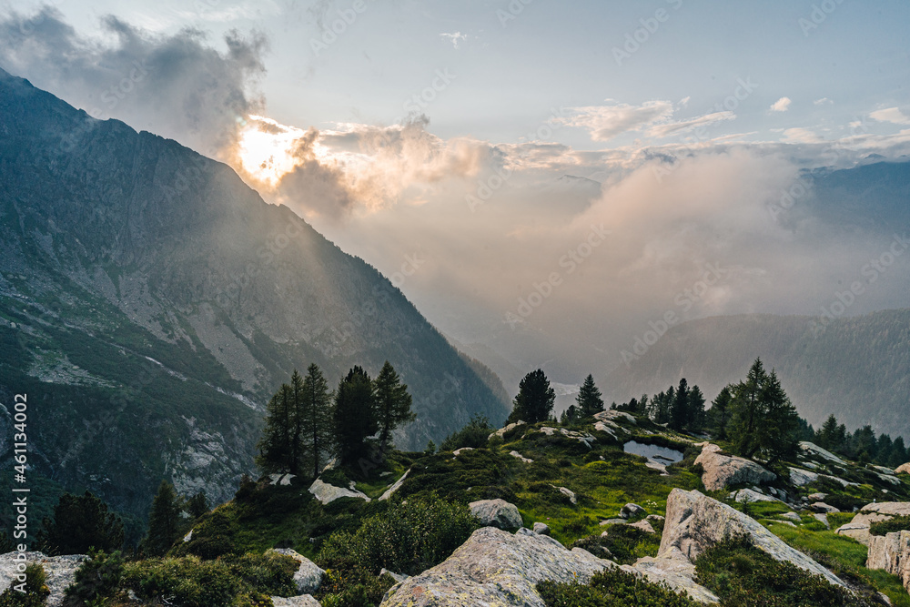 瑞士和意大利Bergell（Bregaglia）高山景观视图。夏季高山