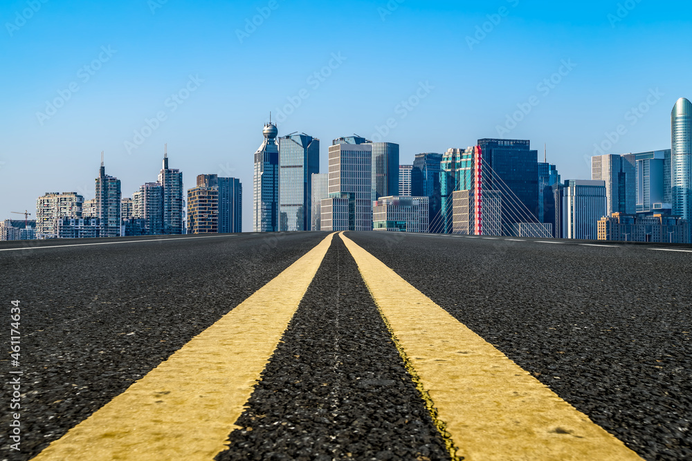 空旷的柏油路、城市天际线和建筑景观，中国。