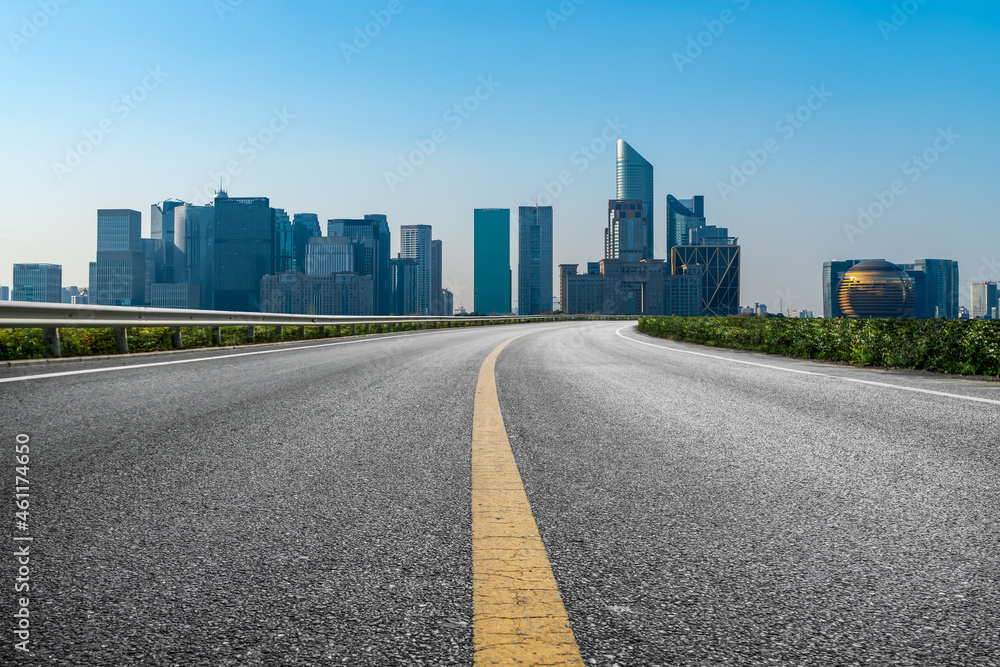 空旷的柏油路、城市天际线和建筑景观，中国。