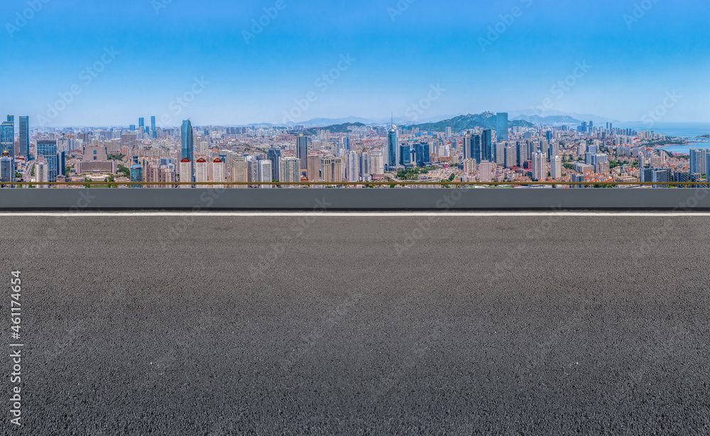 空旷的柏油路、城市天际线和建筑景观，中国。