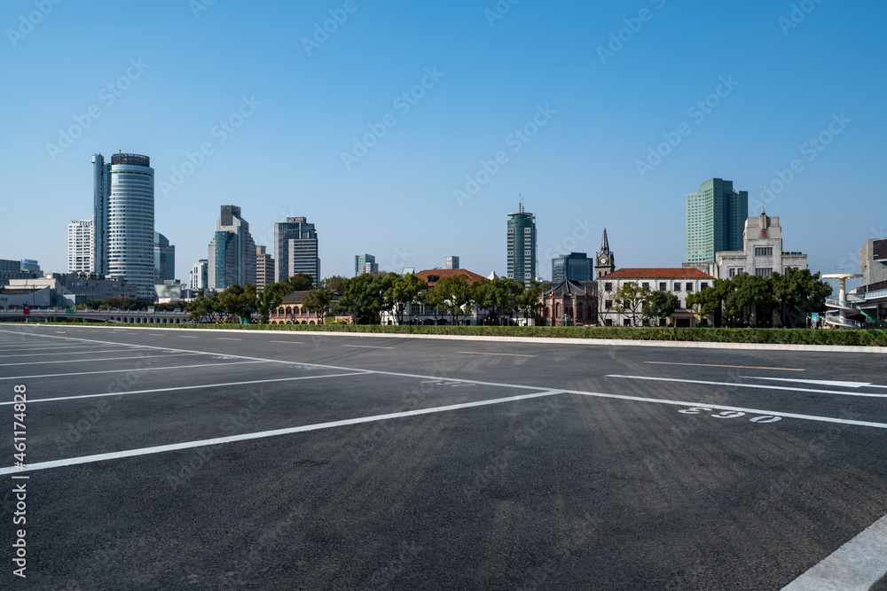 空旷的柏油路、城市天际线和建筑景观，中国。