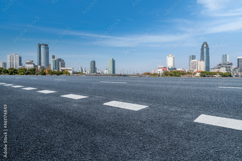 空旷的柏油路、城市天际线和建筑景观，中国。