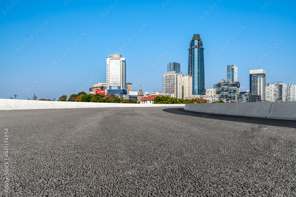 空旷的柏油路、城市天际线和建筑景观，中国。