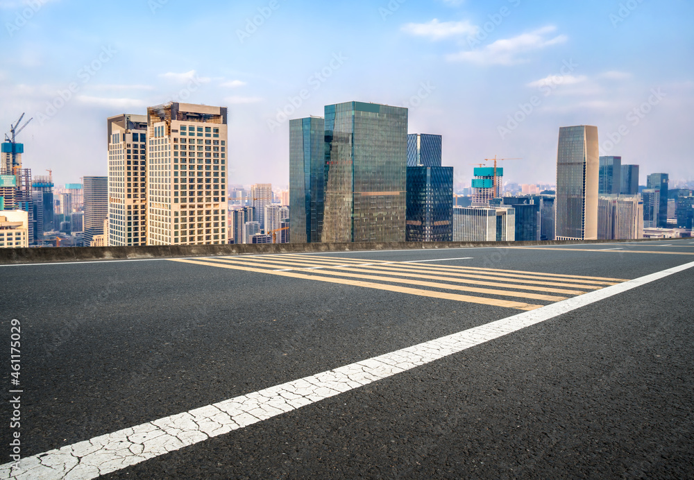 空旷的柏油路、城市天际线和建筑景观，中国。