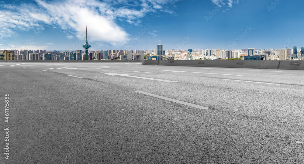 空旷的柏油路、城市天际线和建筑景观，中国。