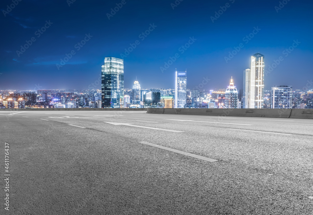 空旷的柏油路、城市天际线和建筑景观，中国。