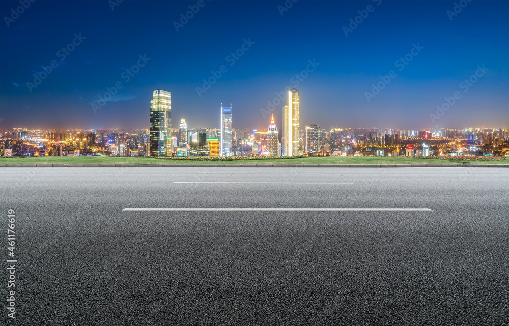 空旷的柏油路、城市天际线和建筑景观，中国。