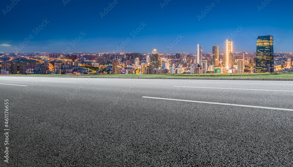 空旷的柏油路、城市天际线和建筑景观，中国。