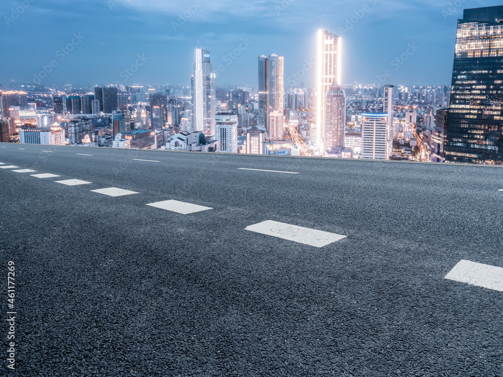 空旷的柏油路、城市天际线和建筑景观，中国。