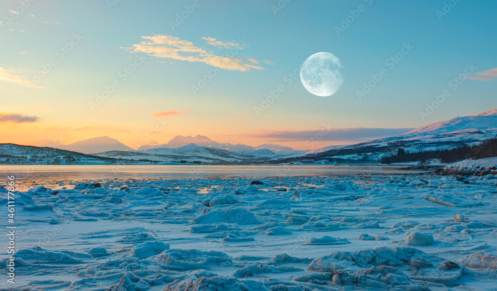 峡湾全景，背景是雪山北极圈中的挪威海海岸