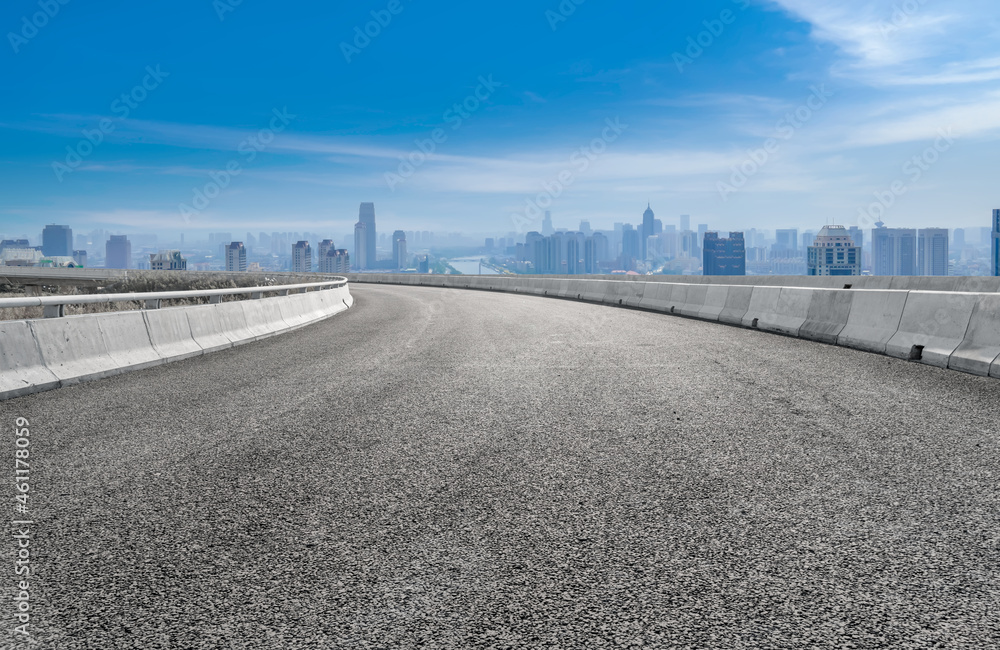 空旷的柏油路、城市天际线和建筑景观，中国。