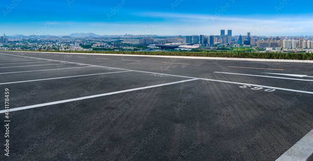 空旷的柏油路、城市天际线和建筑景观，中国。