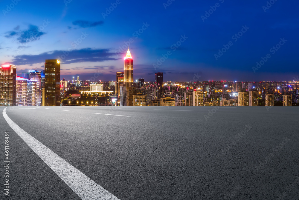 空旷的柏油路、城市天际线和建筑景观，中国。