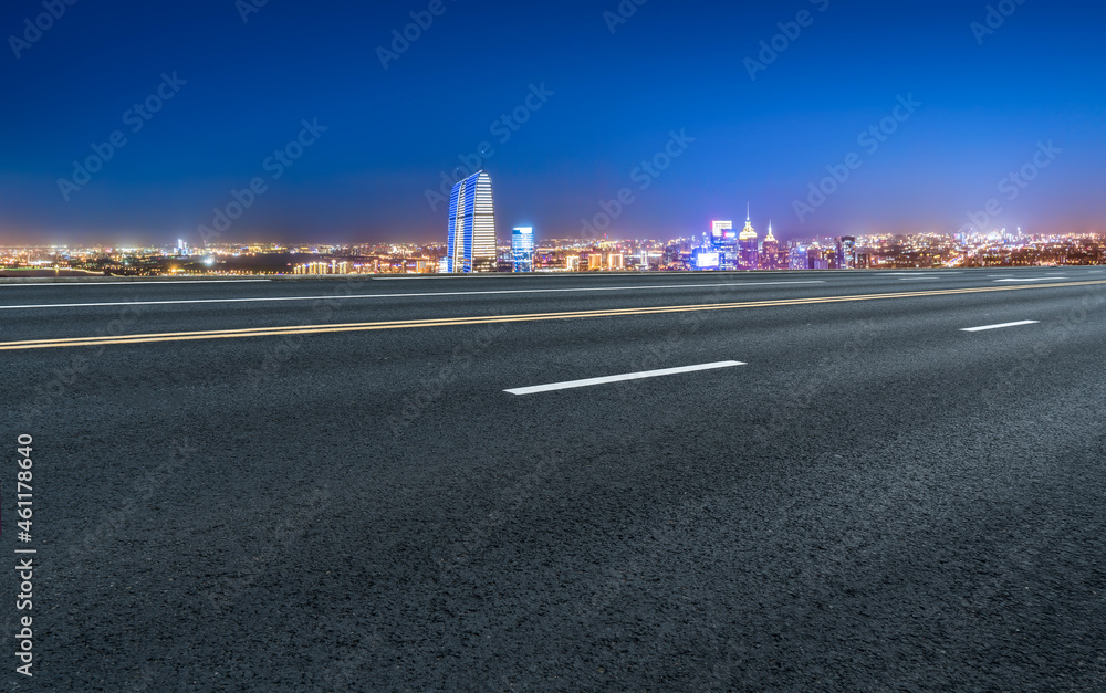 空旷的柏油路、城市天际线和建筑景观，中国。