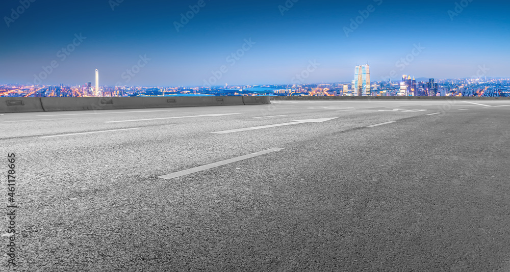 空旷的柏油路、城市天际线和建筑景观，中国。