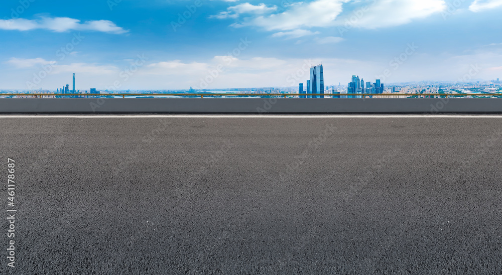 空旷的柏油路、城市天际线和建筑景观，中国。