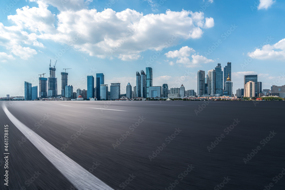 空旷的柏油路、城市天际线和建筑景观，中国。