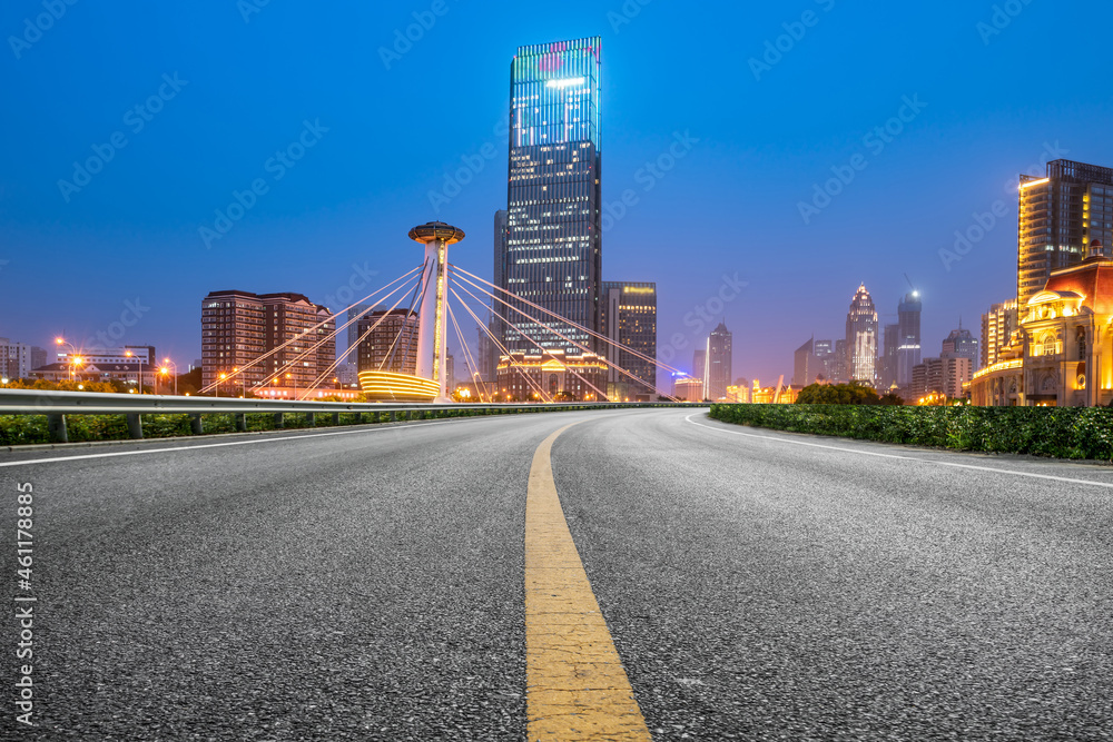 空旷的柏油路、城市天际线和建筑景观，中国。