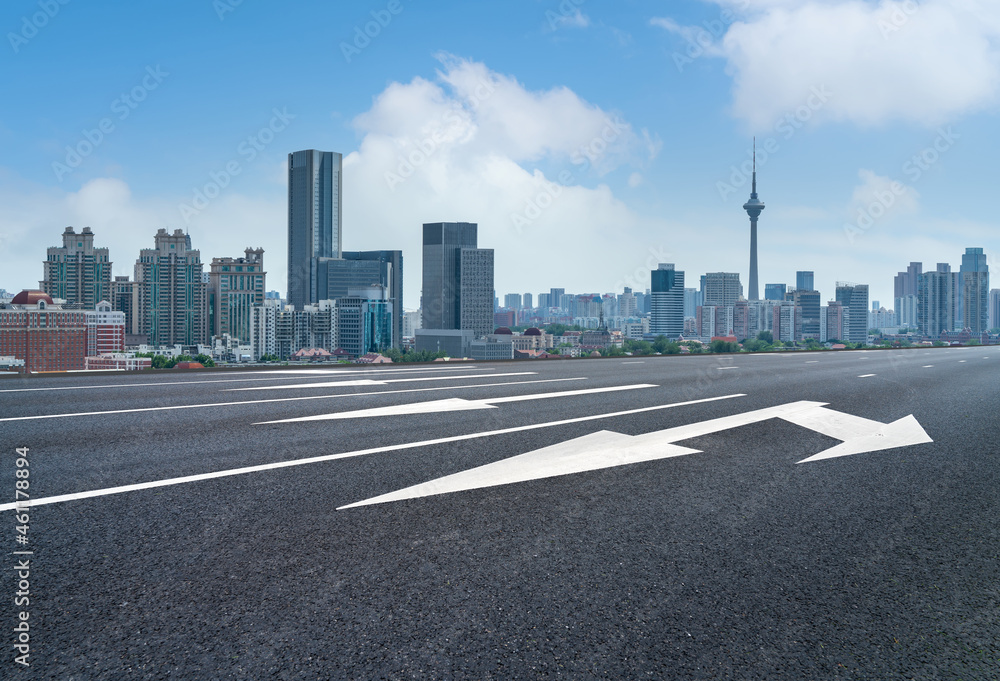 空旷的柏油路、城市天际线和建筑景观，中国。