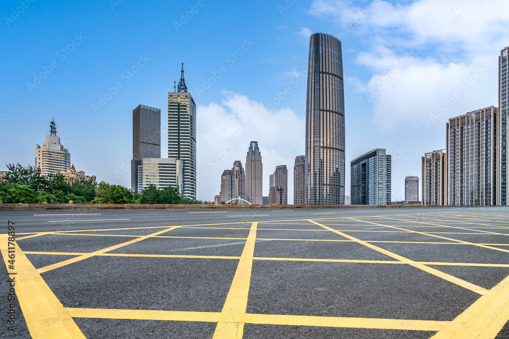 空旷的柏油路、城市天际线和建筑景观，中国。