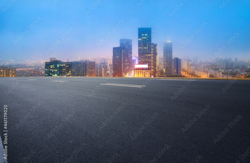 空旷的柏油路、城市天际线和建筑景观，中国。