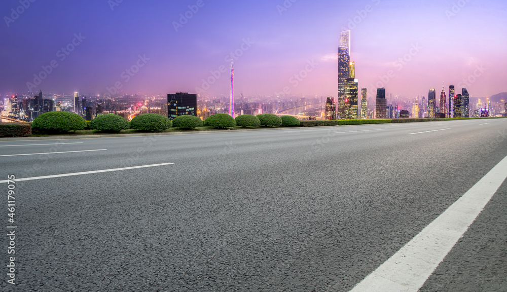 空旷的柏油路、城市天际线和建筑景观，中国。