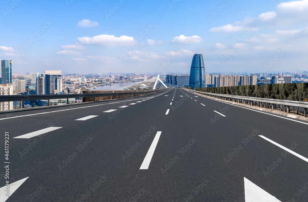 空旷的柏油路、城市天际线和建筑景观，中国。