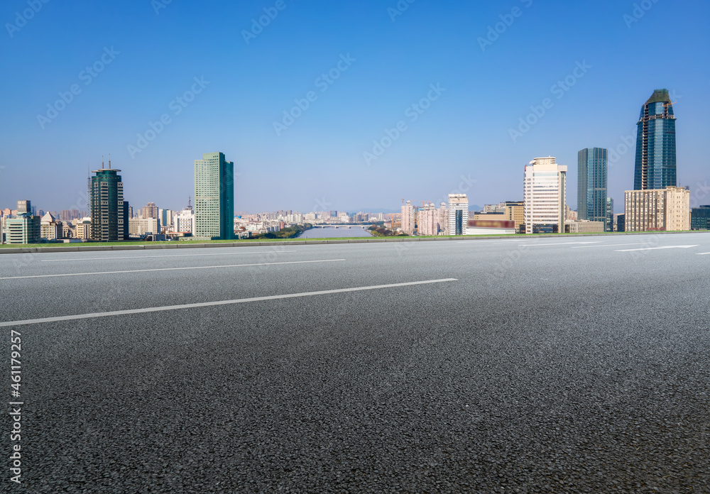 空旷的柏油路、城市天际线和建筑景观，中国。