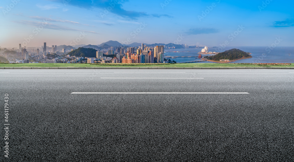 空旷的柏油路、城市天际线和建筑景观，中国。