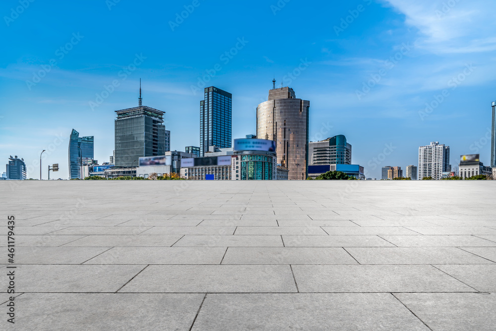 以城市天际线为背景的空砖地板