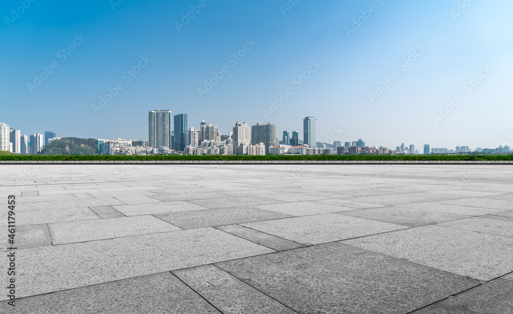 以城市天际线为背景的空砖地板