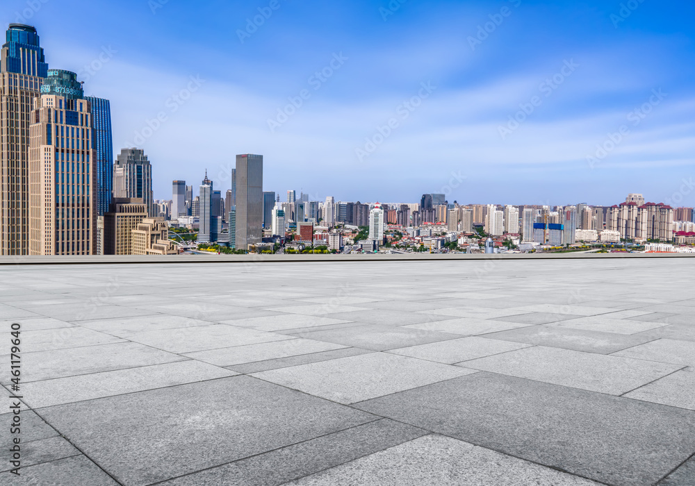 以城市天际线为背景的空砖地板