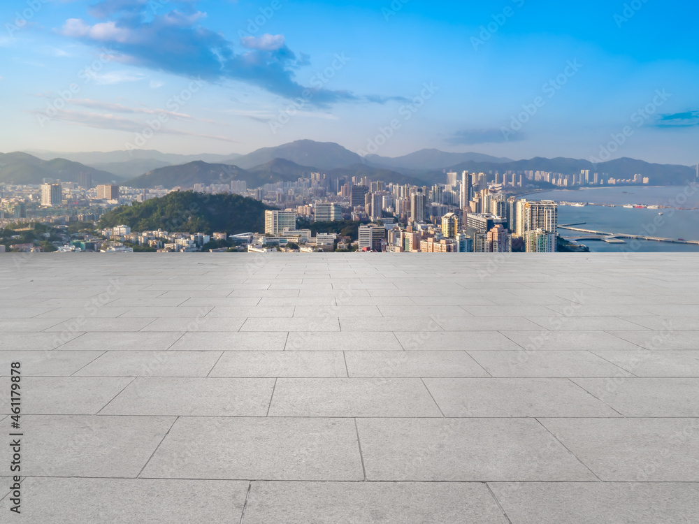 以城市天际线为背景的空砖地板