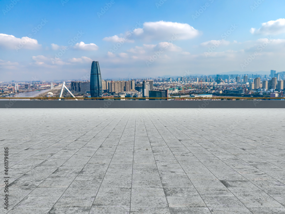 以城市天际线为背景的空砖地板