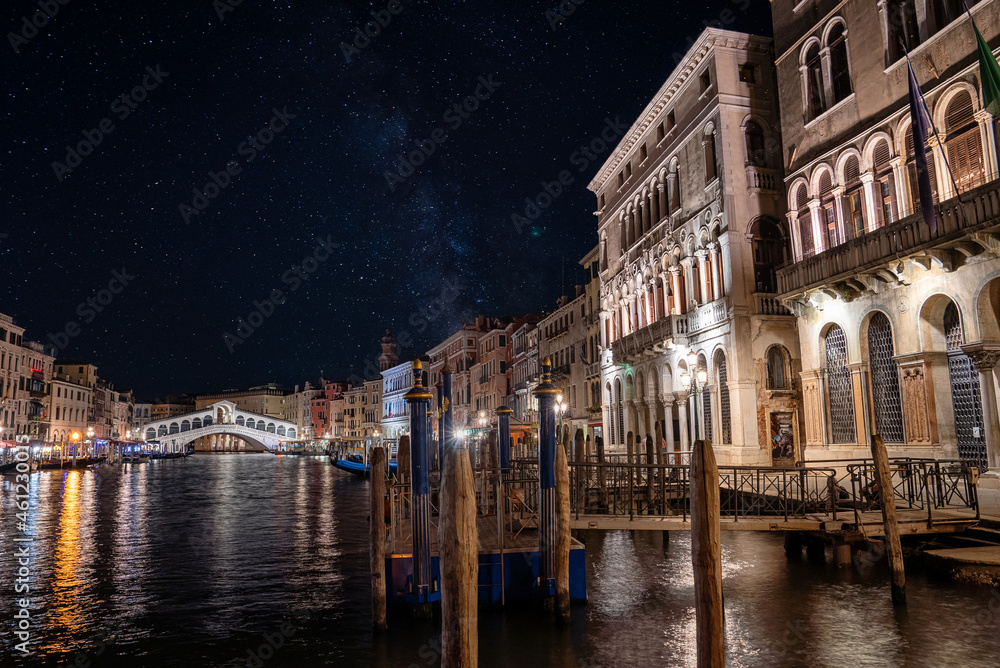 夜晚意大利威尼斯大运河和里亚托大桥的美景，美丽的星星和M