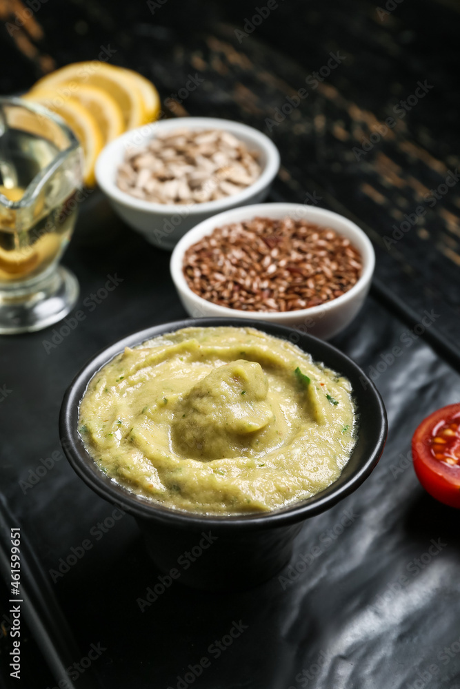 黑色桌子上的美味baba ghanoush碗，特写