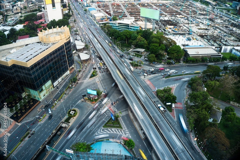 大都市中心繁忙的高速公路路口。交通和基础设施概念。