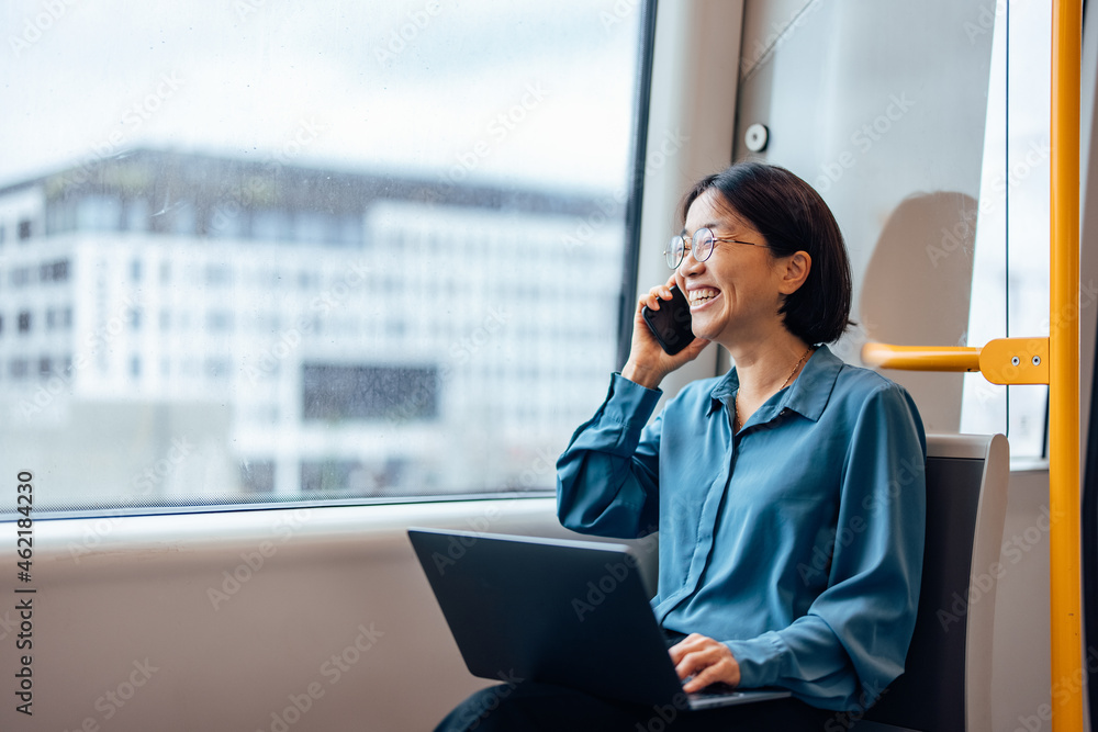 商业成功。公共交通中快乐的女商人。