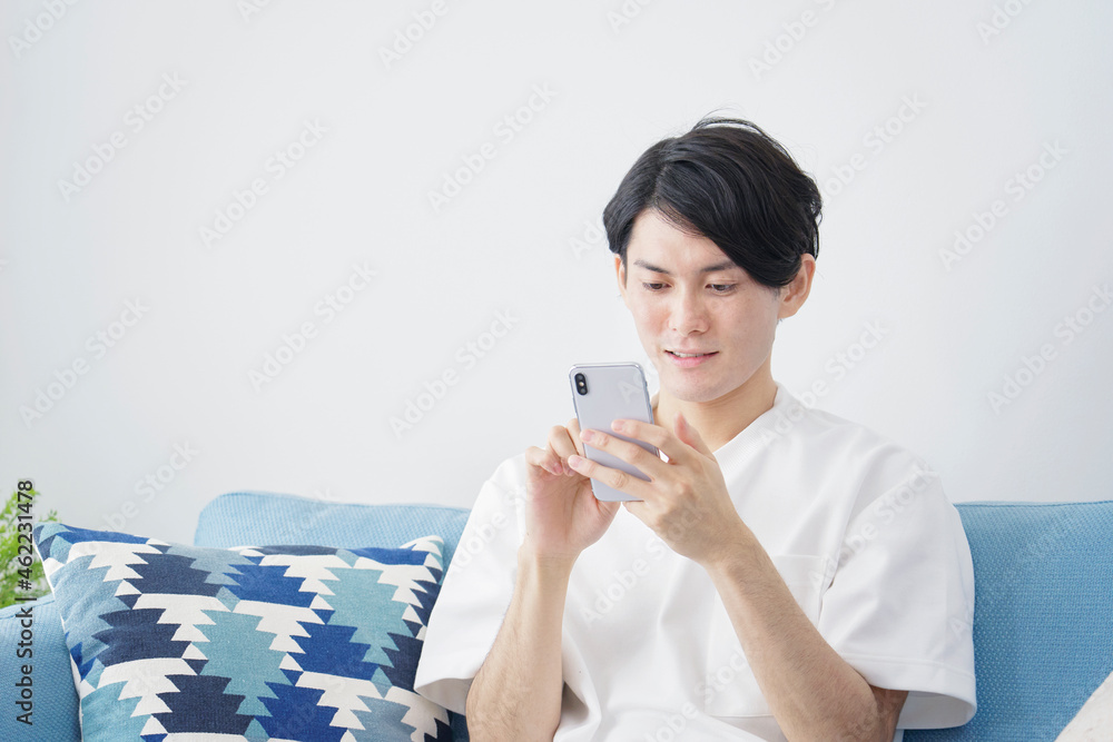 スマホを使う男性