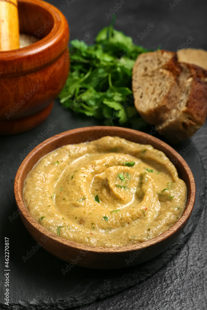 深色背景下的美味baba ghanoush碗，特写