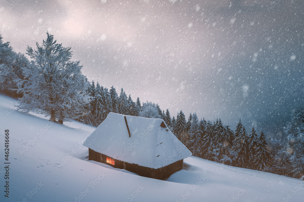 雪山木屋的奇妙冬季景观。圣诞节假期概念