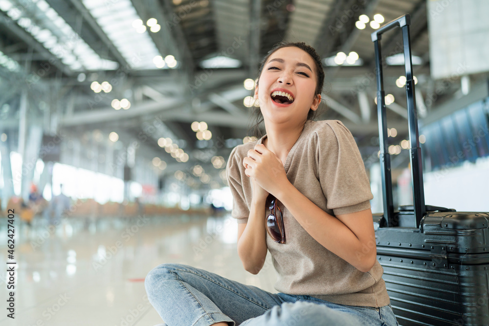 封锁结束，旅行快乐，亚洲女性旅行者穿着休闲布挥手示意