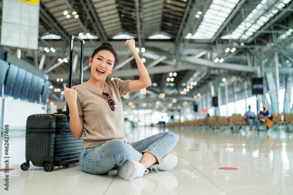 封锁结束了，旅行，幸福亚洲女性旅行者穿着休闲布挥手手势