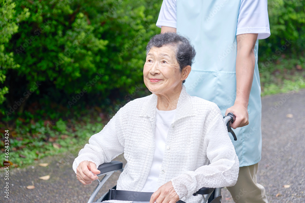 車椅子に乗る高齢者